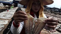 Memasuki musim penghujan membuat proses penjemuran ikan asin menjadi lebih lama.