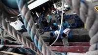 Tidak banyak hasil tangkapan meraka selama berminggu-minggu melaut.
