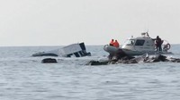 Sedikitnya 10 orang tewas setelah sebuah kapal yang mengangkut para migran menuju Yunani tenggelam di perairan lepas pantai barat Turki. Sebanyak 43 orang lainnya berhasil diselamatkan. REUTERS/Reuters TV.