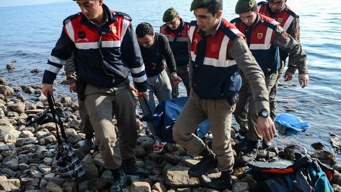 Turkish gendarmes put the body of a child into a body bag on a beach in Canakkales Bademli district on January 30, 2016 after at least 33 migrants drowned when their boat sank in the Aegean Sea while trying to cross from Turkey to Greece, Turkeys state-run Anatolia news agency reported.  
The migrants, who included those from Myanmar, Afghanistan and Syria, set sail from the Canakkale province to reach the nearby Greek island of Lesbos, Anatolia said. / AFP / OZAN KOSE