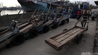 Tampak gerobak-gerobak ikan mengantre menunggu giliran order.