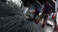 Ikan dibongkar dari dalam dek kapal.