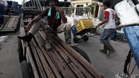 Penghasilan mereka pun ikut menurun seiring menurunnya hasil tangkapan nelayan.