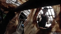 Pekerja menjemur ikan hasil hasil tangkapan nelayan untuk diolah menjadi ikan asin, Minggu (31/1/2016).