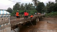 Satu jembatan di Desa Selowogo rusak akibat derasnya banjir bandang, serta sejumlah tangkis di sepanjang sungai setempat juga ambrol.