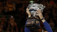 Novak Djokovic meraih trofi Australia Terbuka 2016. Issei Kato/Reuters/detikfoto.