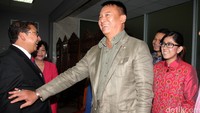 Fadli Zon berbincang dengan TB Hasanuddin dan Meutya Hafid di ruang Komisi I DPR.