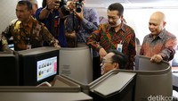 Dirut Garuda Arif Wibowo mencoba Super Diamond Seat Business Class di Airbus 330-300.