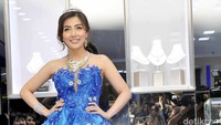 Ia tampil mengenakan dress menyapu lantai berwarna biru yang dihiasi bunga-bunga. Pool/Noel/detikFoto.