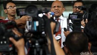Tim kuasa hukum yang membela Novel Baswedan menyebut pimpinan KPK akan membantu sepenuhnya agar penyidik senior KPK itu tak disidang.