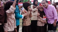 Menko Maritim dan Sumber Daya Rizal Ramli foto bersama siswa SD. Ist/Kemenko Maritim.
