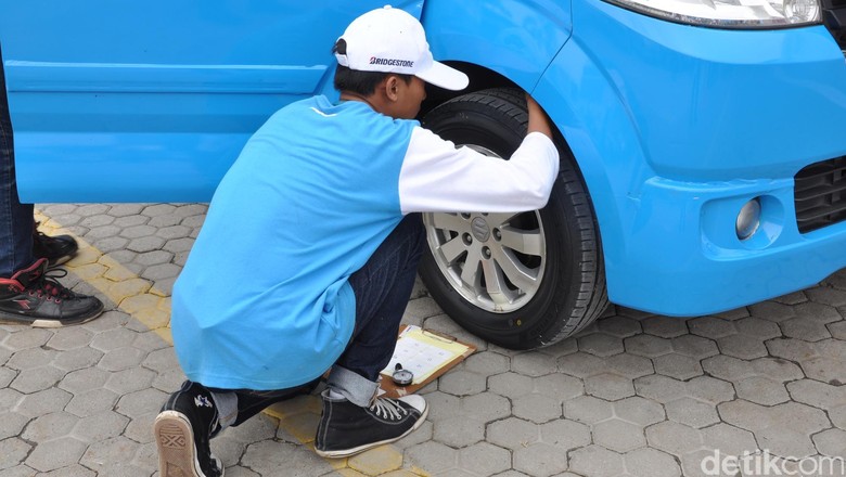 Pengecekan tekanan angin ban (Foto: Bridgestone) Pengecekan tekanan angin ban (Foto: Bridgestone)