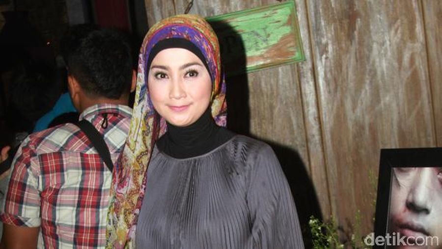 Desy Ratnasari dan Putrinya yang Beranjak Remaja