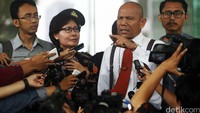 Liliane Santosa (dua dari kiri), Saor Situmorang (dua dari kanan), dan Julius Ibrani (kanan) memberikan keterangan pers di Gedung KPK, Jakarta, Senin (1/2/2016).