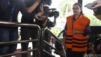 Anggota Komisi V DPR Damayanti Wisnu Putranti memasuki Gedung KPK untuk menjalani pemeriksaan di Jakarta, Senin (01/02/2016).