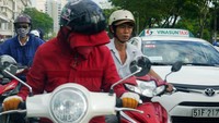 Pelindung wajah ini bukan sekadar masker, namun dimodifikasi dengan diberi semacam hoodie dan seperti topi di bagian depannya. Kalau pria, biasanya memakai masker sederhana seperti yang banyak dipakai di Indonesia (Kurnia/detikTravel)