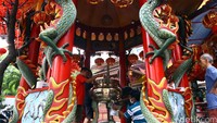 Para pekerja membersihkan vihara dan fasilitas yang ada di dalamnya.