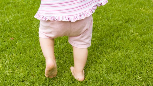Ilustrasi bayi be;ajar berjalan