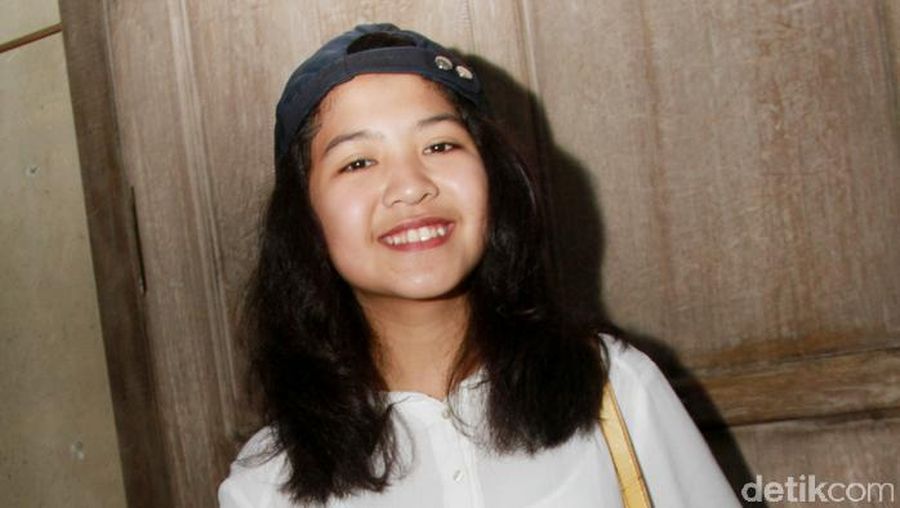 Desy Ratnasari dan Putrinya yang Beranjak Remaja