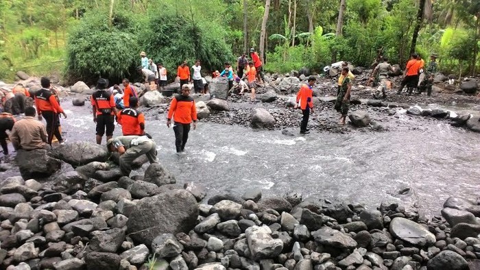 Takut Banjir Susulan, Warga Pasang Tangkis Darurat Berbahan Bambu