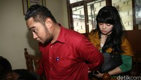Dita datang bersama rekannya Wibi dari Nasdem di LBH Apik, Jl Tengah Raya, Kramat Jati, Jakarta Timur, Senin (1/2/2016) sekitar pukul 11.16 WIB.