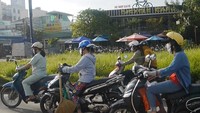 Sepeda motor tak hanya dipakai untuk mengangkut manusia. Barang-barang seperti sapu hingga kardus-kardus juga seringkali diletakkan di motor (Kurnia/detikTravel)