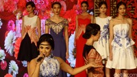 Pelantun Persembahan Ratu Cinta itu tampil mengiringi fashion show dari disainer-desainer ternama Indonesia.
