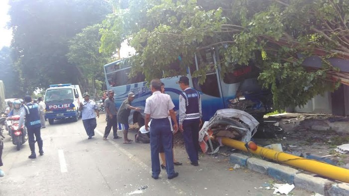 Bus Puspa Indah Seruduk Bentor dan Tiang TL, Sopir Tewas