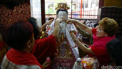 Jelang Imlek, Patung Dewa Dewi Dibersihkan