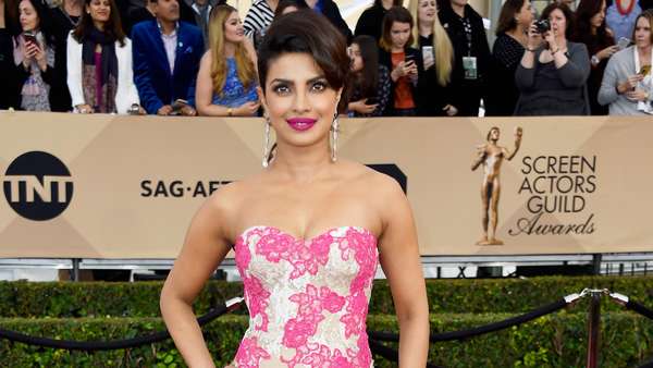 Priyanka Chopra Curi Perhatian di Red Carpet Priyanka Chopra Curi Perhatian di Red Carpet