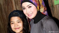 Sebagai ibu, Desy tak tanggung-tanggung menjaga putrinya. Pool/Gus Mun/detikFoto.