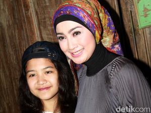 Desy Ratnasari dan Putrinya yang Beranjak Remaja