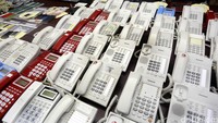 Barang bukti berupa puluhan alat telepon juga diamankan.