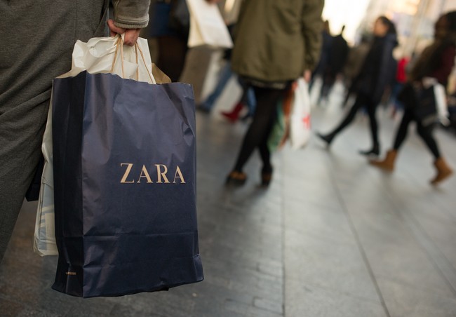 Perusahaan asal Spanyol, Inditex, merajai pasar fashion global saat ini dengan berada di urutan pertama. Inditex merupakan induk perusahaan dari brand high-street seperti Zara, Pull & Bear, Stradivarius hingga yang high-end, Massimo Dutti. Dengan lebih dari 2.000 jaringan toko di 96 negara, keuntungan perusahaan milik Amancio Ortega ini mencapai USD 4 miliar. Foto: Getty Images