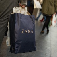 Perusahaan asal Spanyol, Inditex, merajai pasar fashion global saat ini dengan berada di urutan pertama. Inditex merupakan induk perusahaan dari brand high-street seperti Zara, Pull & Bear, Stradivarius hingga yang high-end, Massimo Dutti. Dengan lebih dari 2.000 jaringan toko di 96 negara, keuntungan perusahaan milik Amancio Ortega ini mencapai USD 4 miliar. Foto: Getty Images