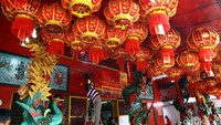 Puluhan lampion juga sudah menghiasi area vihara.