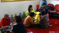 Pengurus vihara menyiapkan berbagai keperluan untuk perayaan Imlek.