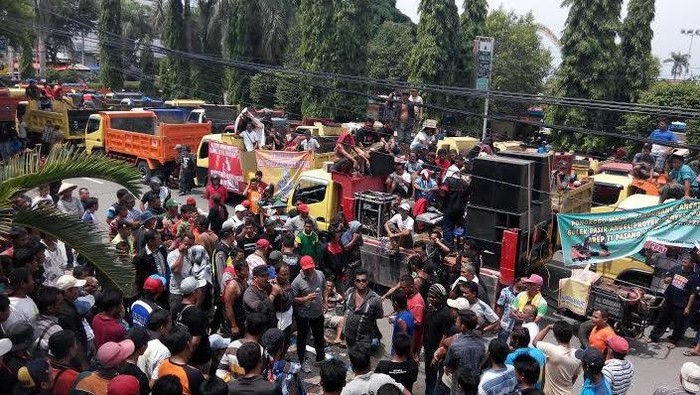 Sopir Truk di Ponorogo Protes Penutupan Tambang Manual