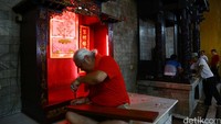 Para pekerja memasang ornamen, lampion hingga membersihkan vihara.