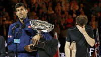 Bagi Djokovic (kiri), ini adalah gelarnya yang keenam di Australia Terbuka. Sementara bagi Murray (kanan), kekalahan ini menambah panjang daftar kegagalannya di final Australia Terbuka. Tyrone Siu/Reuters/detikFoto.
