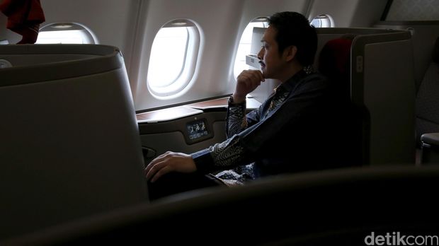 Maskapai PT Garuda Indonesia Tbk (GIAA) mengenalkan pesawat baru dengan kabin mewah di Bandara Soekarno-Hatta, Senin (1/2/2016). Layanan kabin mewah itu terpasang pada armada terbaru Garuda, Airbus 330-300. Di dalam kabin A330, terdapat layanan kursi 'Super Diamond Seat' yang khusus untuk melayani penumpang kelas bisnis. (Ari Saputra/detikcom).