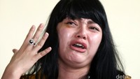 Staf ahli anggota DPR RI Masinton Pasaribu, Dita Aditia Ismawati muncul dalam jumpa pers untuk menjelaskan dugaan penganiayaan yang dialaminya oleh Masinton.