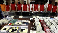 Para pelau tampak menggunakan rompi merah dan menggunakan penutup kepala.