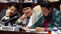 Rapat tersebut membahas evaluasi penyelenggaraan Pilkada Serentak 2015. 