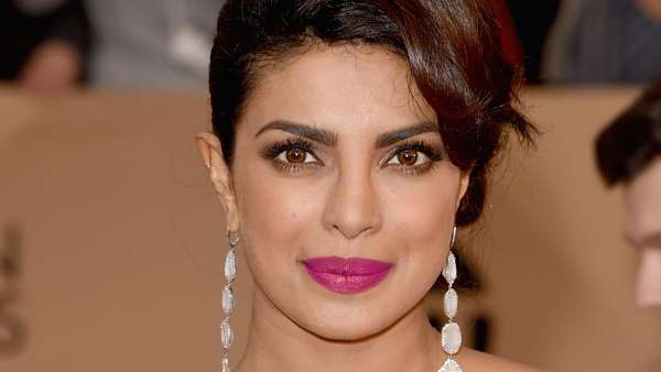 Priyanka Chopra Curi Perhatian di Red Carpet Priyanka Chopra Curi Perhatian di Red Carpet