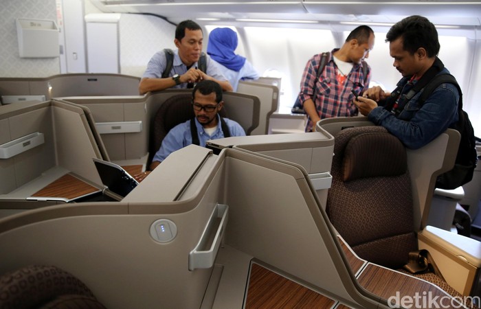 Maskapai PT Garuda Indonesia Tbk (GIAA) mengenalkan pesawat baru dengan kabin mewah di Bandara Soekarno-Hatta, Senin (1/2/2016). Layanan kabin mewah itu terpasang pada armada terbaru Garuda, Airbus 330-300. Di dalam kabin A330, terdapat layanan kursi Super Diamond Seat yang khusus untuk melayani penumpang kelas bisnis. (Ari Saputra/detikcom).