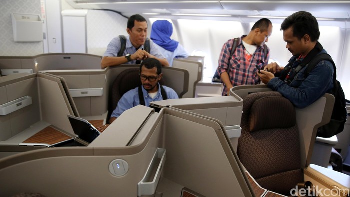 Maskapai PT Garuda Indonesia Tbk (GIAA) mengenalkan pesawat baru dengan kabin mewah di Bandara Soekarno-Hatta, Senin (1/2/2016). Layanan kabin mewah itu terpasang pada armada terbaru Garuda, Airbus 330-300. Di dalam kabin A330, terdapat layanan kursi Super Diamond Seat yang khusus untuk melayani penumpang kelas bisnis. (Ari Saputra/detikcom).
