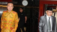 Wakil Ketua MKD Sufmi Dasco Ahmad (kiri) datang dengan mengenakan batik lengan panjang. Sementara Ketua MKD Surahman Hidayat (kanan) memakai jas lengkap dengan dasinya.