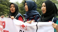 Peserta aksi membentangkan spanduk.
