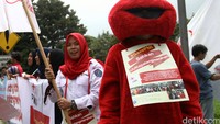 Puluhan relawan Palang Merah Indonesia melakukan aksi damai di kawasan Tugu Tani, Jakarta, Senin (1/2/2016).